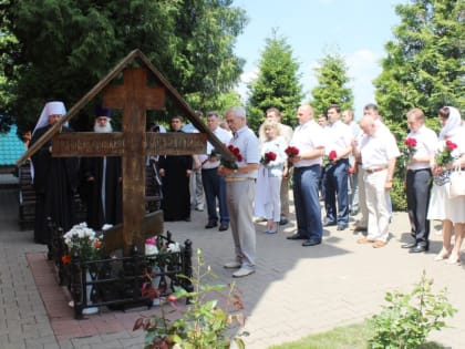 В ходе заседания совета по обеспечению политической стабильности белгородский губернатор поклонился могилке белгородского старца
