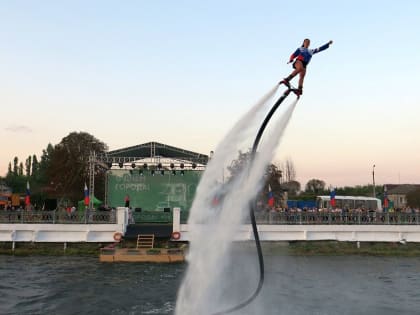 В День города на набережной Оскола прошёл парад оркестров и водно-воздушное экстремальное шоу