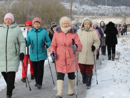 Новооскольские пенсионеры приняли участие в зимнем забеге по скандинавской ходьбе