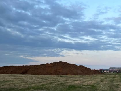 ​На один из лугов в Белгородском районе свезли кучи грунта