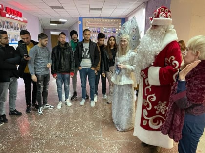 Новый год стучится в двери…
