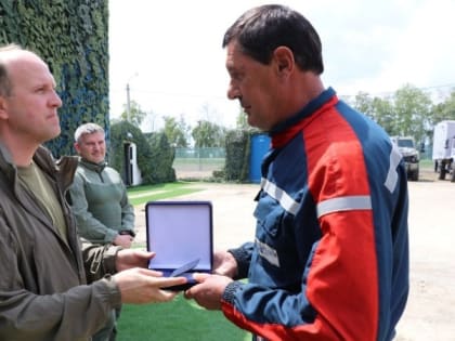 Евгений Ляпунов и Игорь Маковский в Шебекинском районе наградили энергетиков за мужество