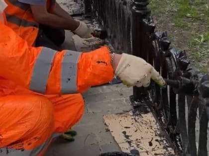 В Белгороде коммунальщики красят турникетные ограждения