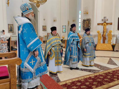 В день празднования иконы Божией Матери «Троеручица» епископ Савва совершил Божественную Литургию в Свято-Николаевском кафедральном соборе города Валуйки