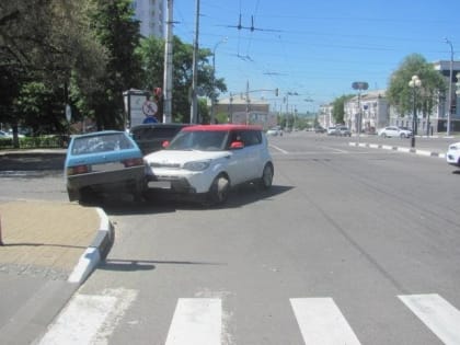 В Белгороде две девушки пострадали при столкновении авто