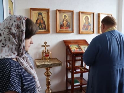 Помощник начальника УФСИН по организации работы с верующими иерей Александр Ретинский совершил молебен для сотрудников УИС