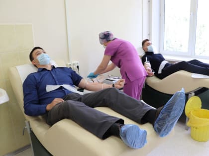 Партийцы совместно с сотрудниками аппарата областной Думы снова стали донорами