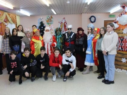Новогоднее представление «Дед Мороз, Кролик и Компания» прошло для губкинских пенсионеров