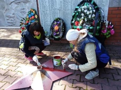 Ивнянские единороссы почтили память погибших в Великой Отечественной войне и навели порядок у братской могилы в селе Новенькое