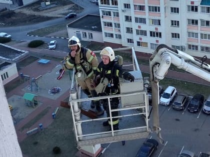 Старооскольские пожарные тренировались спасать жителей из горящей высотки