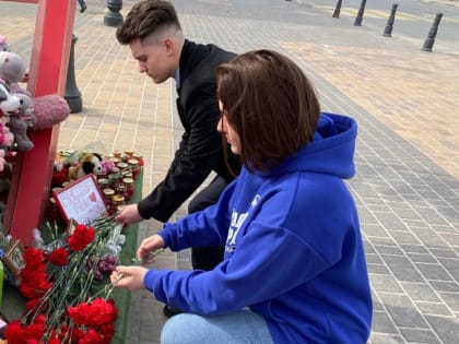Активисты «Молодой Гвардии» и жители Белгородской области почтили память погибших при теракте в «Крокус Сити Холле»