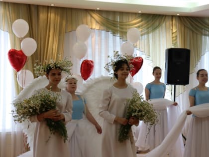 Благочинный Волоконовского округа посетил торжественное мероприятие, посвященное Дню семьи, любви и верности в отделе ЗАГС администрации Волоконовского района