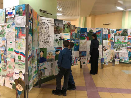В фойе Центра культурного развития «Юбилейный» прошла выставка конкурса рисунков «Мой герой, посвящённая Дню защитника Отечества.