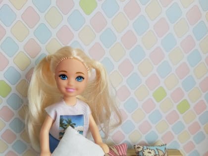 Обучающиеся творческого объединения "Миниатюрия" завершили работу над изготовлением постельных принадлежностей для кукольной кровати в мини