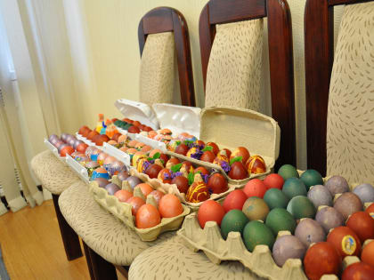 14.04.2023 сотрудники УФК по Белгородской области, в преддверии праздника Светлой Пасхи, передали военнослужащим, участвующим в специальной военной операции, пасхальные куличи.