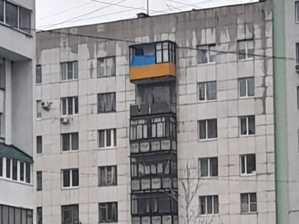 Белгородка вступила в борьбу с синим одеялом на жёлтом балконе