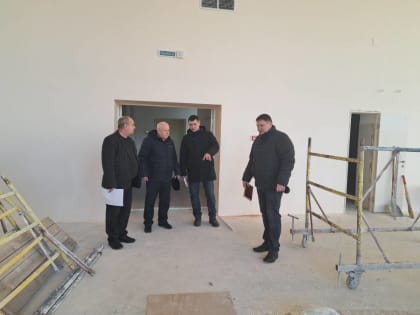 Грайворонские партийцы проверили, как идет ремонт в Козинской школе