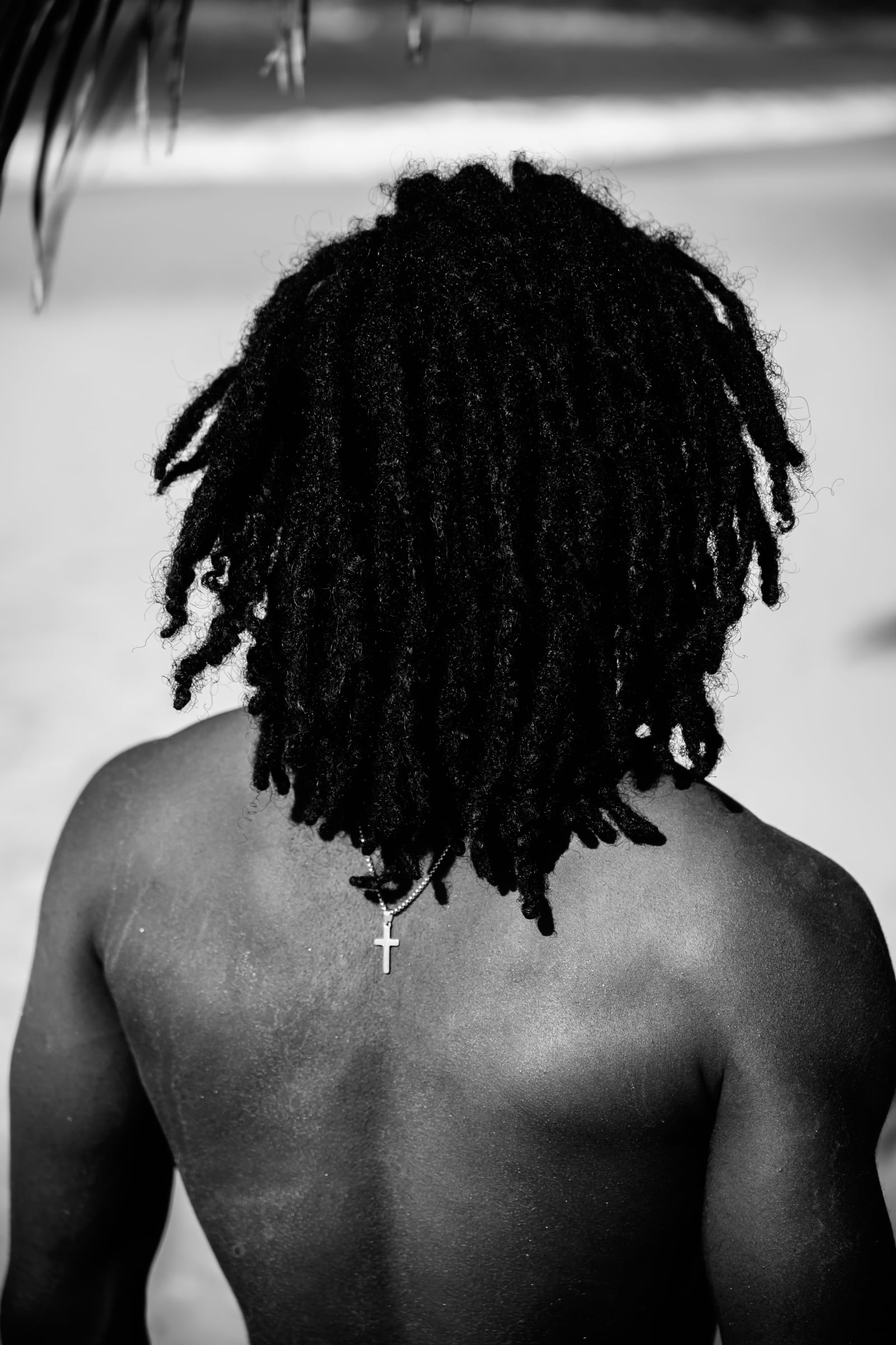 Mathys de dos, torse nu, longues locks, portrait en noir et blanc