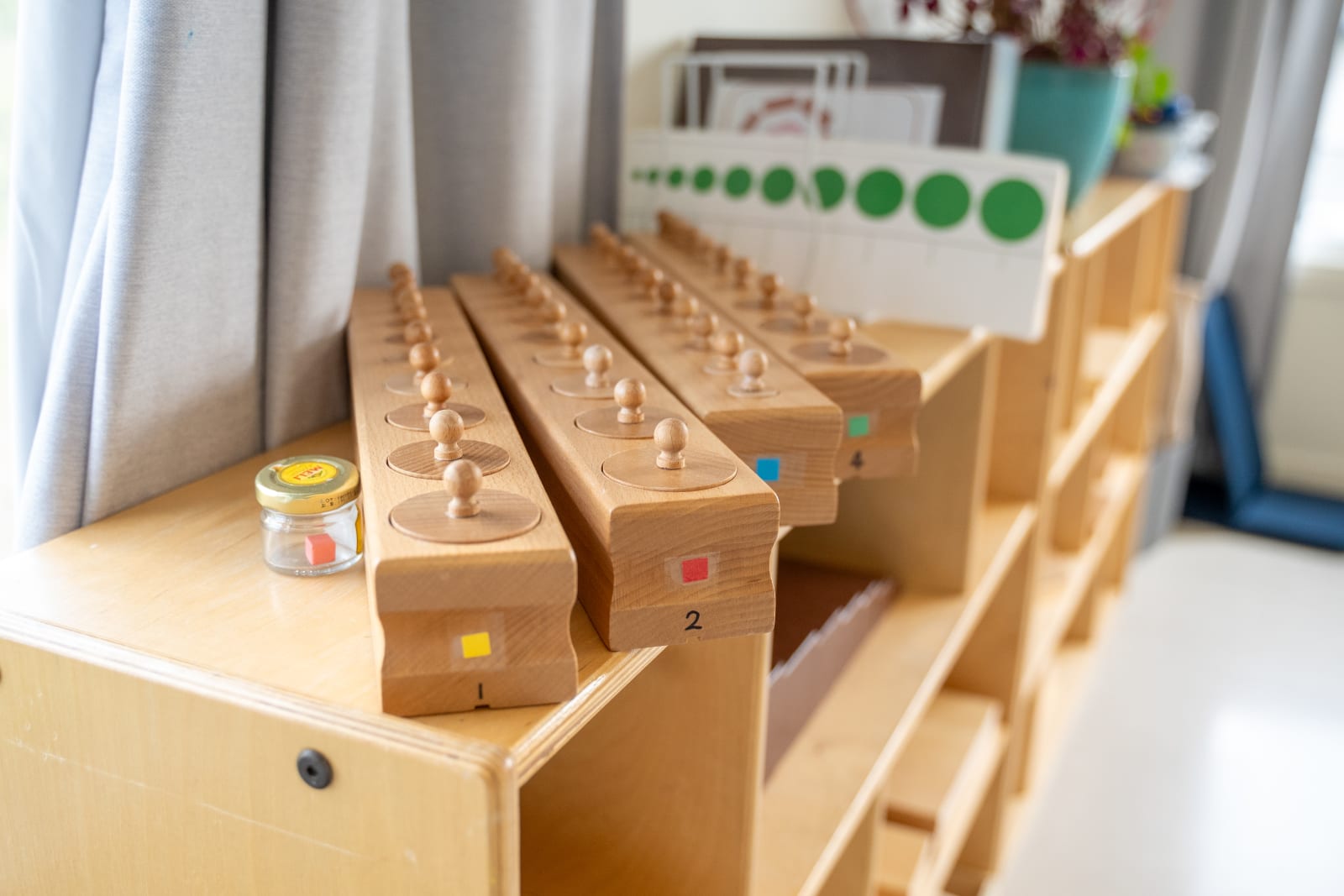 Montessori sensorial material — Garderie Ami Câlin