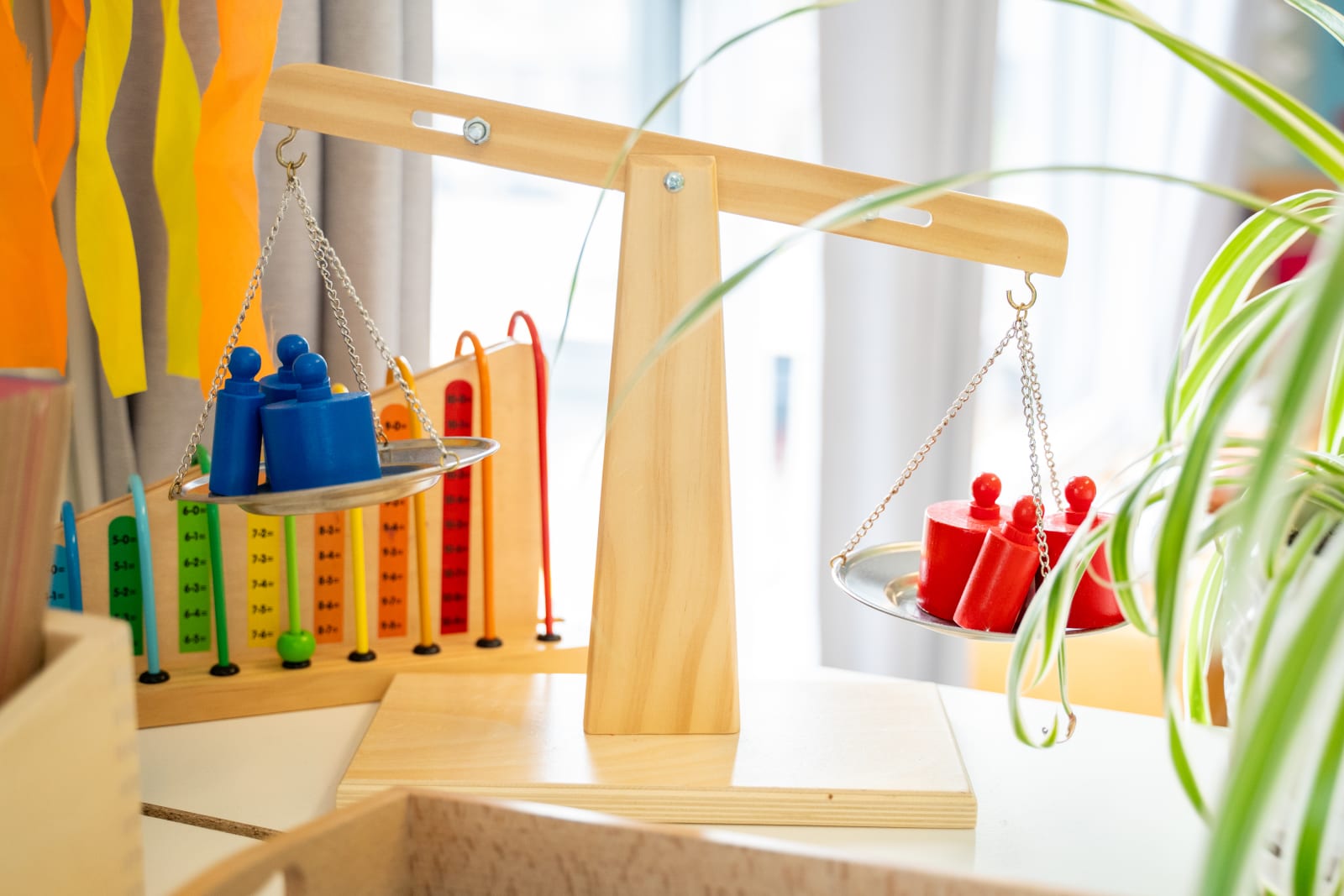 Montessori material — balance and measurement — Garderie Ami Câlin
