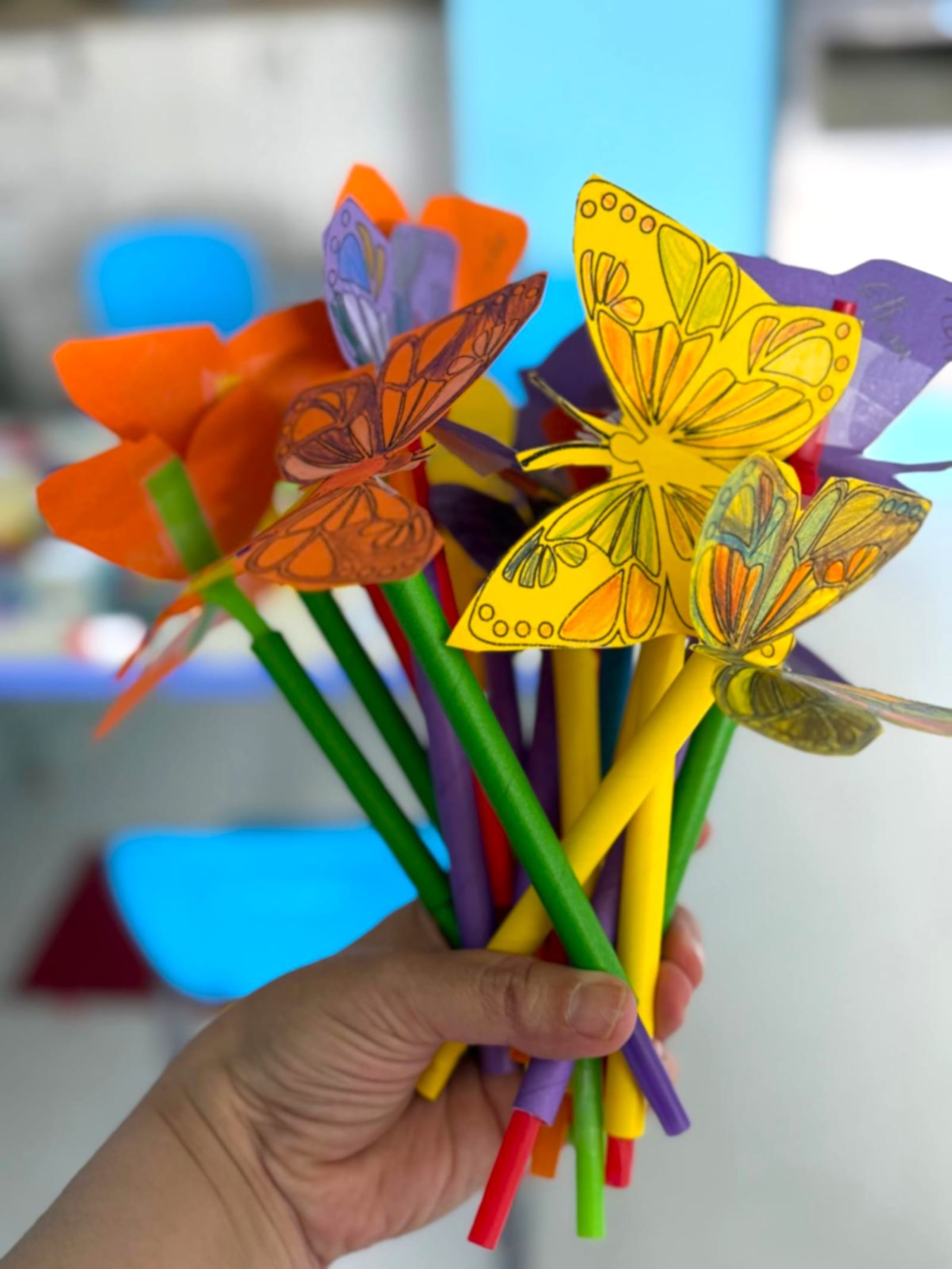 Garderie Ami Câlin — cours d'art créatif : des papillons colorés dessinés et fabriqués à la main par les enfants, illustrant le développement de l'imagination et des habiletés manuelles en petite enfance. Inscriptions en cours à notre garderie de Gatineau. — Garderie Ami Câlin — Atelier créatif : bricolage de papillons colorés — Mots-clés : Garderie Ami Câlin, atelier créatif, bricolage papillon, imagination, motricité fine, garderie Gatineau, inscriptions.