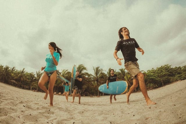 Viajeros con tablas de surf en la playa de Viajero Tayrona