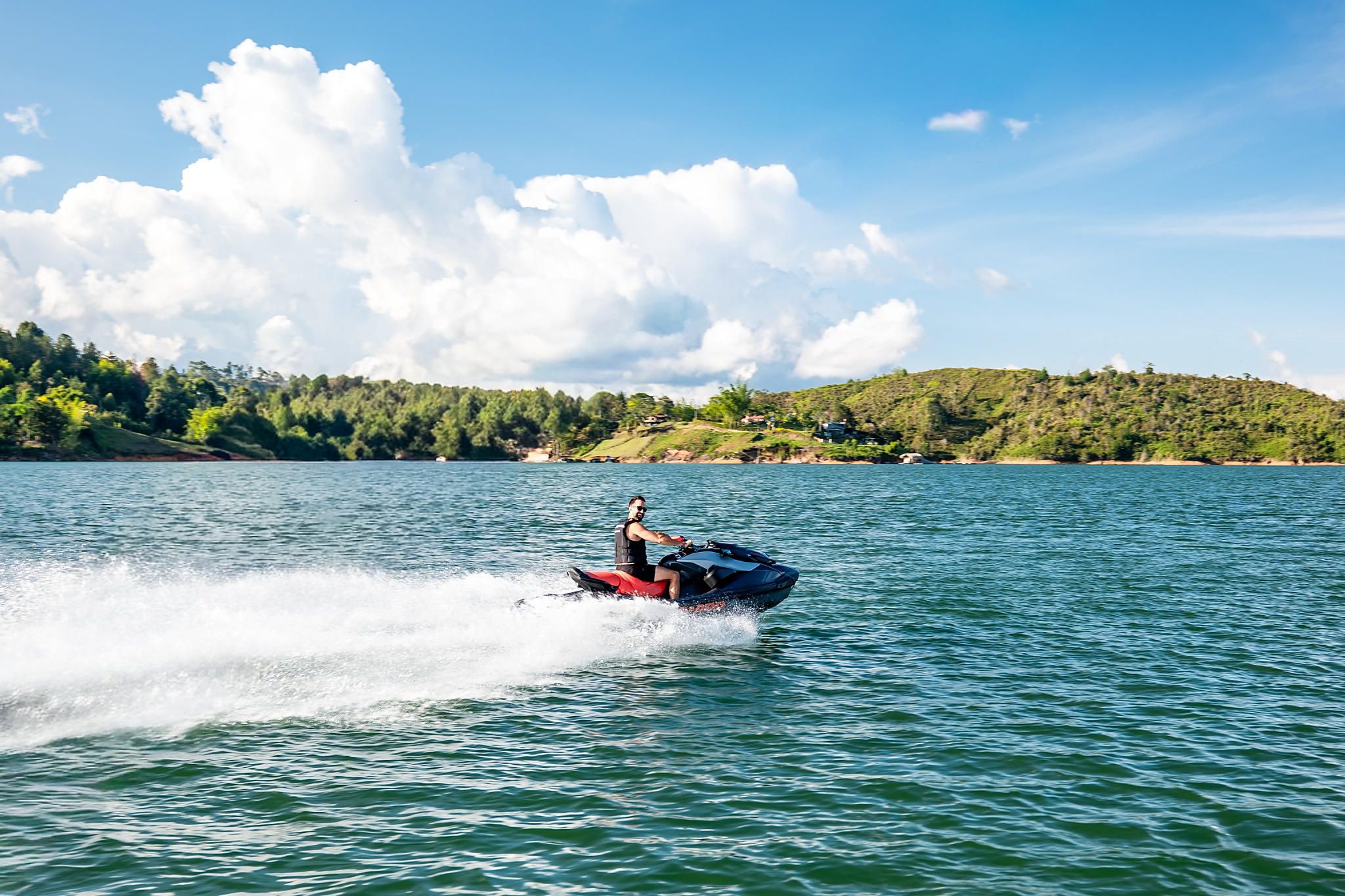 Viajero_Guatape_Moto_Acuatica_500KB (1).jpg