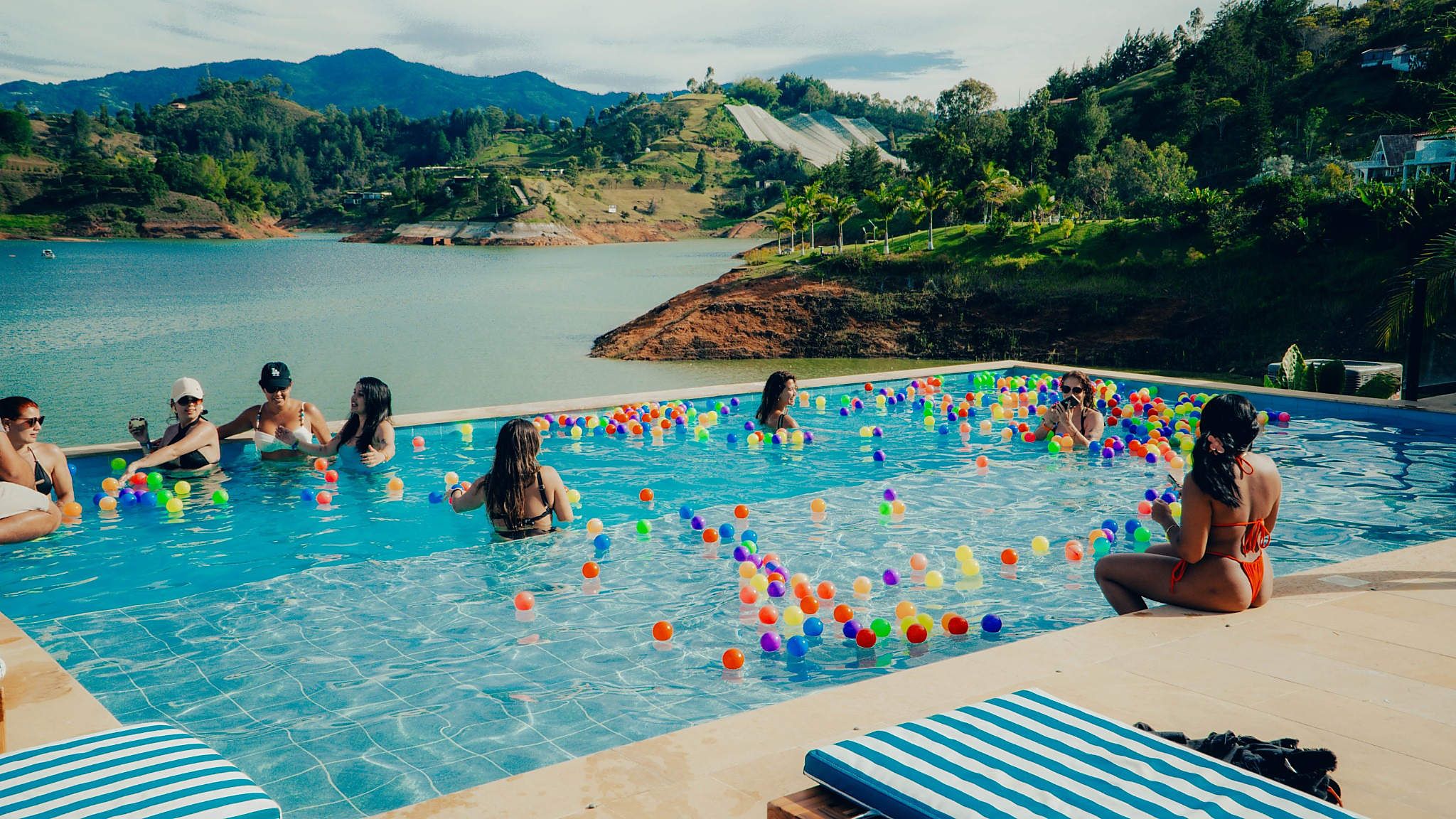 Viajero_Guatape_Piscina_500KB (1).jpg
