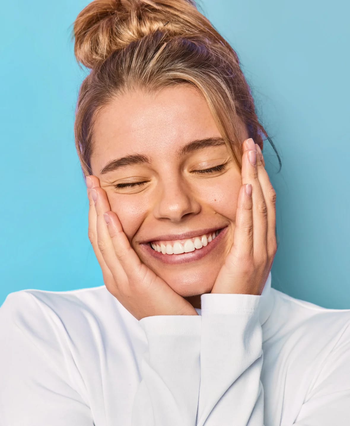 Diş hekimi KONYA BEYAZ MERAM ZİRKONYUM İMPLANT GÜLÜŞ TASARIMI GENEL ANESTEZİ UYUTARAK TEDAVİ LAMİNE ŞEFFAF PLAK interior