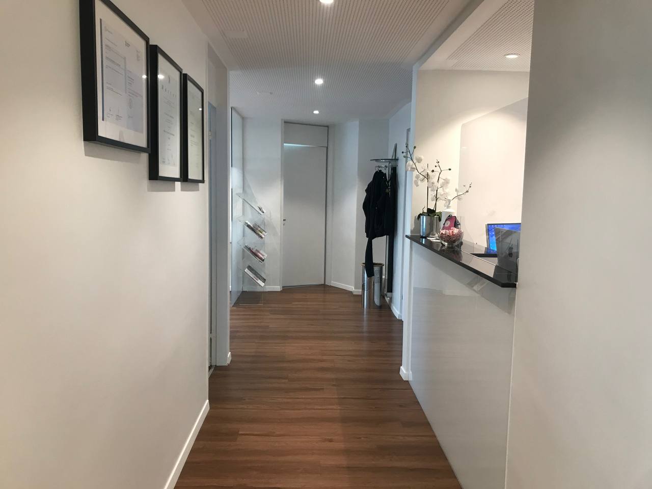 Zahnarztpraxis und Dentalhygiene am Albisriederplatz Dr. med. dent. G. Dauti interior