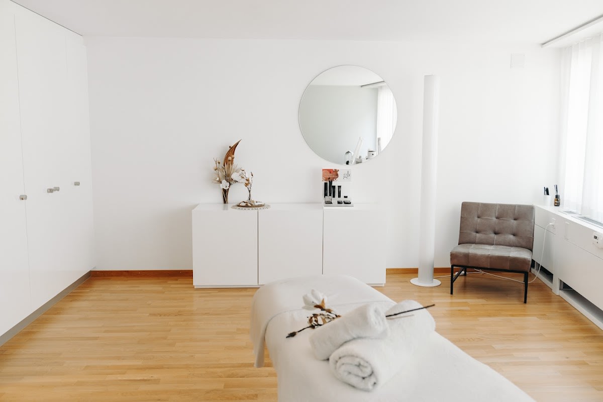 Pacucci Aesthetics | Ihr Kosmetikstudio für strahlende Haut am Vierwaldstättersee gallery image 2