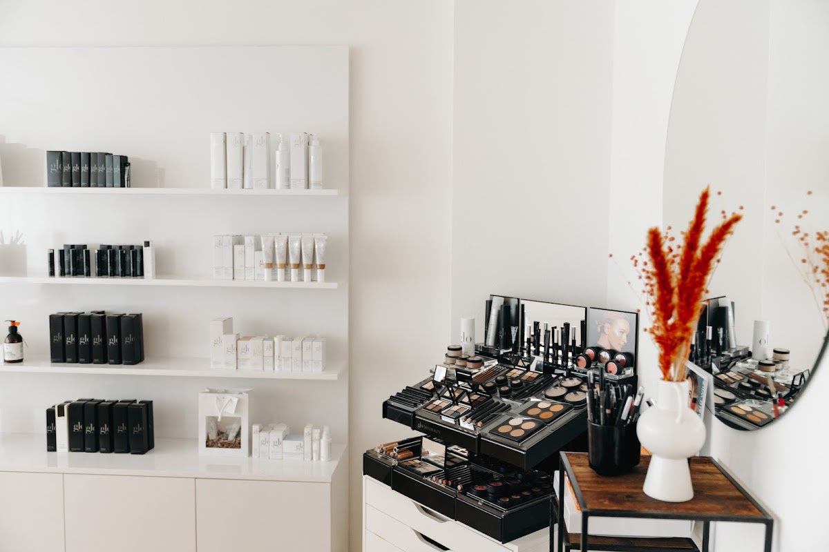 Pacucci Aesthetics | Ihr Kosmetikstudio für strahlende Haut am Vierwaldstättersee gallery image 6