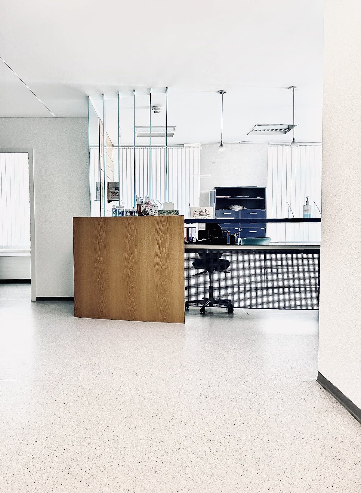 Dr. med. dent. Philipp Dell, Fachzahnarzt für Oralchirurgie gallery image 1