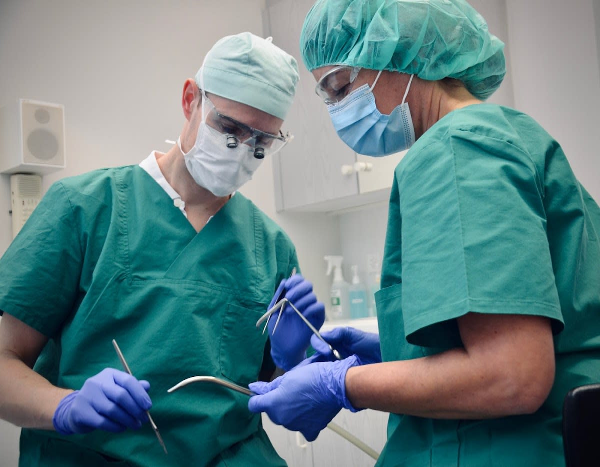 Dr. med. dent. Philipp Dell, Fachzahnarzt für Oralchirurgie gallery image 4