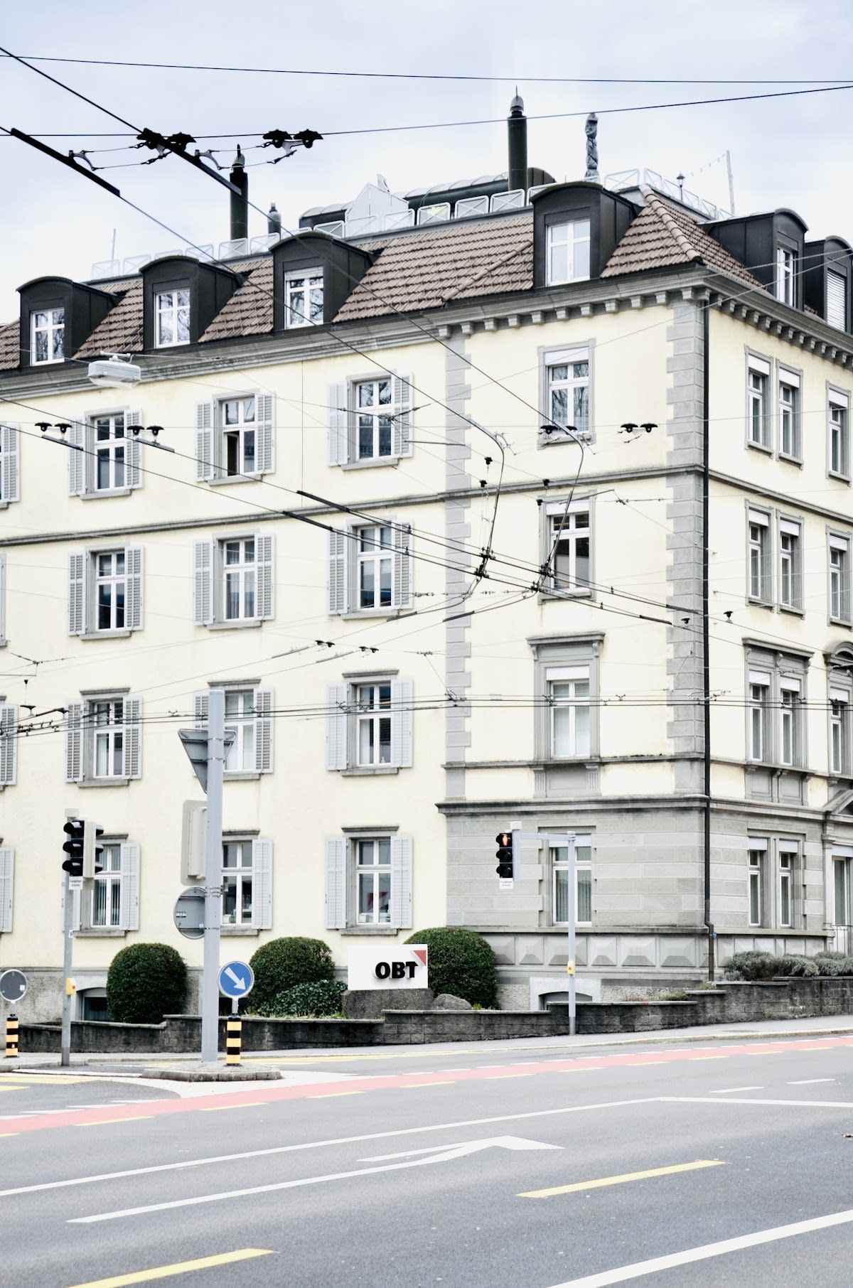 Dr. med. dent. Philipp Dell, Fachzahnarzt für Oralchirurgie gallery image 5