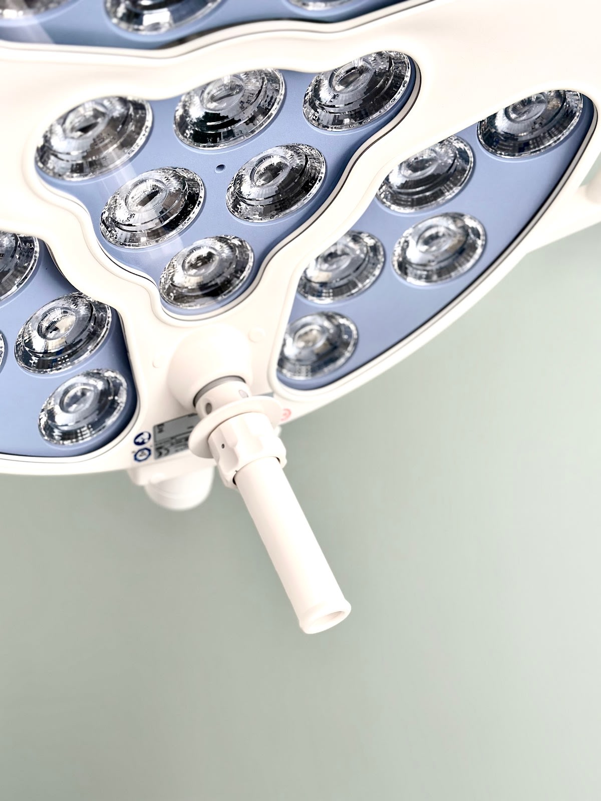 Dr. med. dent. Philipp Dell, Fachzahnarzt für Oralchirurgie gallery image 8