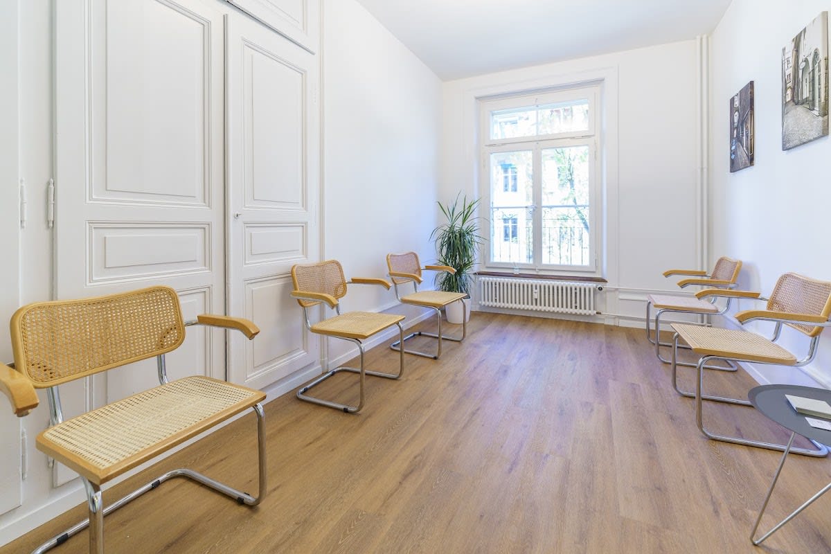 Zahnimplantate & Kieferchirurgie Falkenplatz gallery image 2