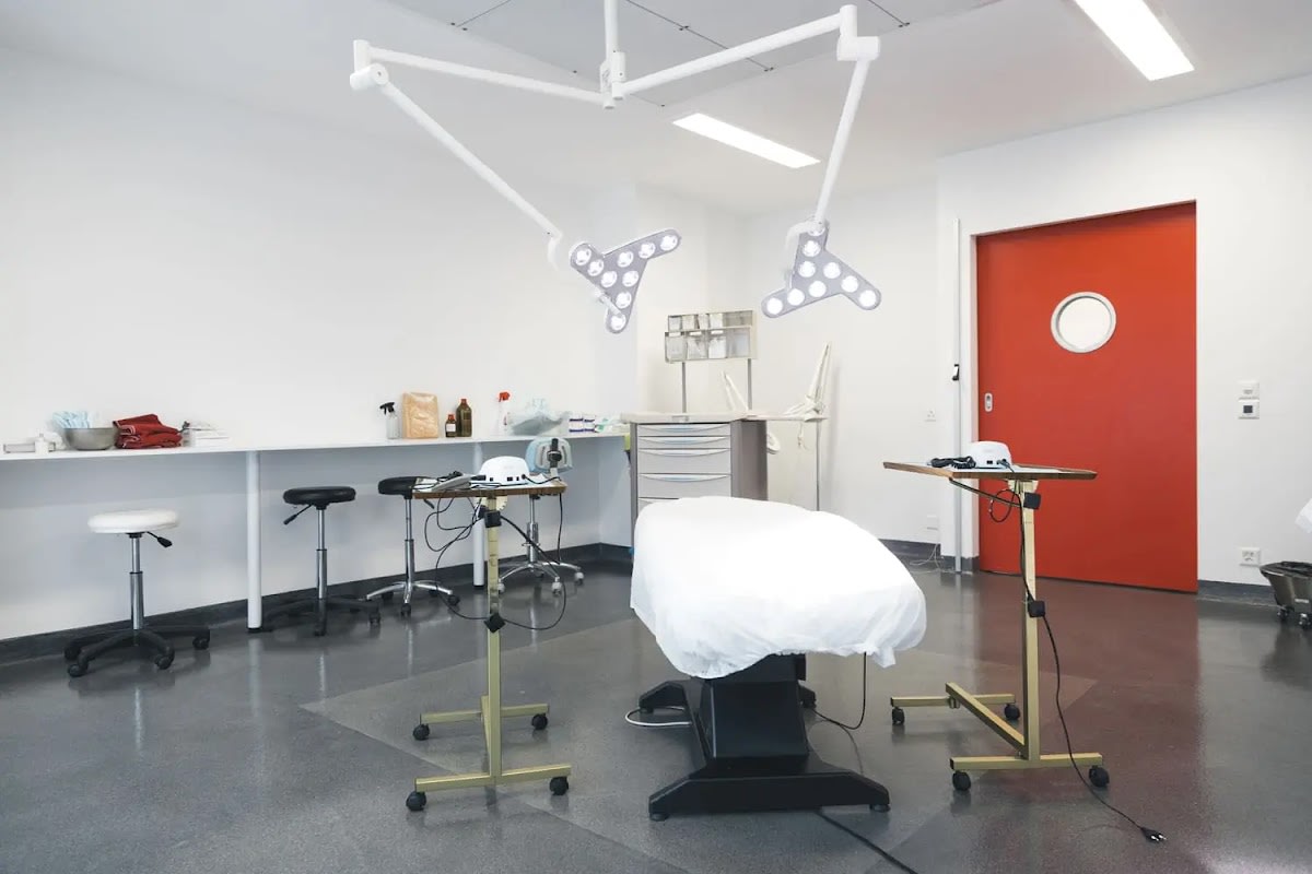 Clinique Adonis gallery image 2