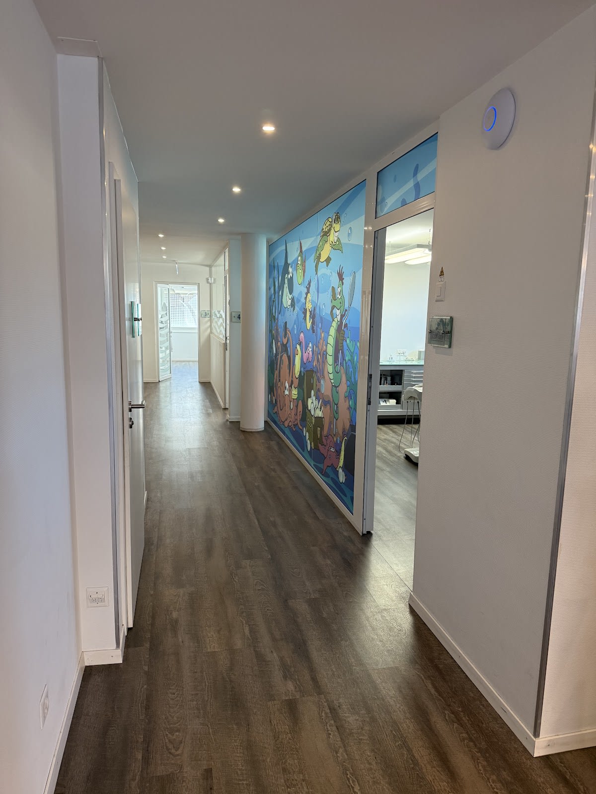 White - Montreux Sàrl gallery image 10