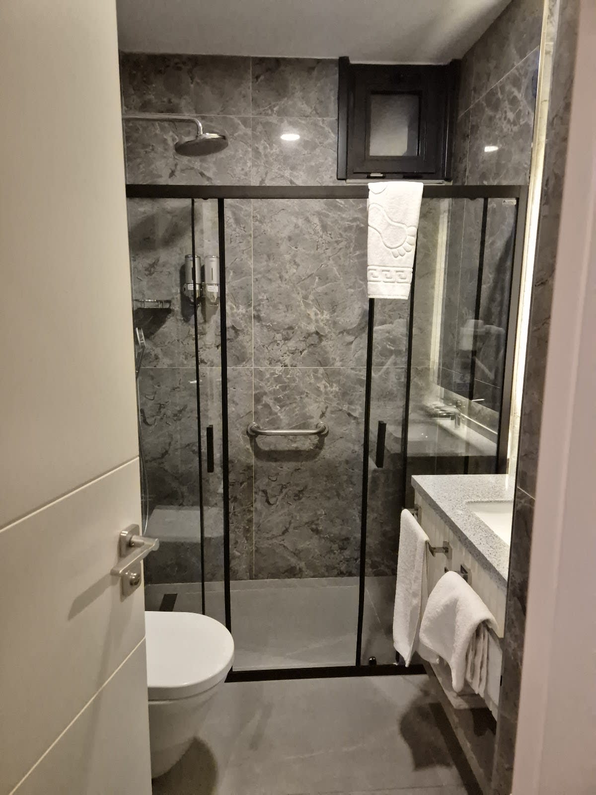 MedicalTravel GmbH Zahnkorrektur Zahnklinik SchönheitsOP Haartransplantation Türkei Istanbul gallery image 7