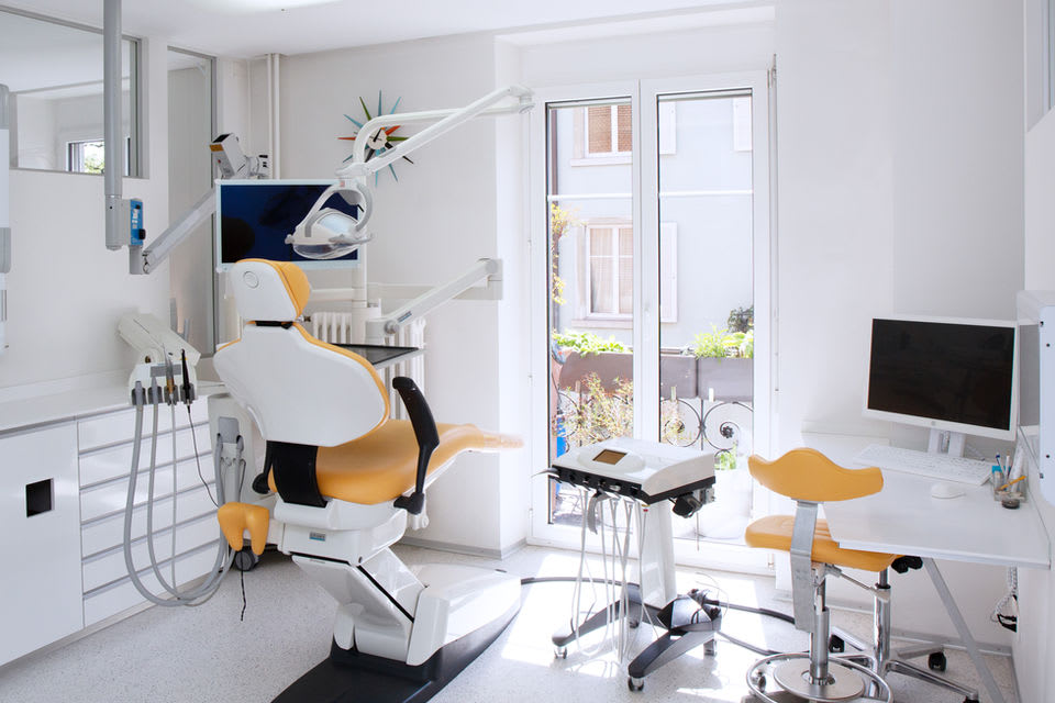 Zahnarzt Zürich Dr. med. dent. Amir Pourmand gallery image 2