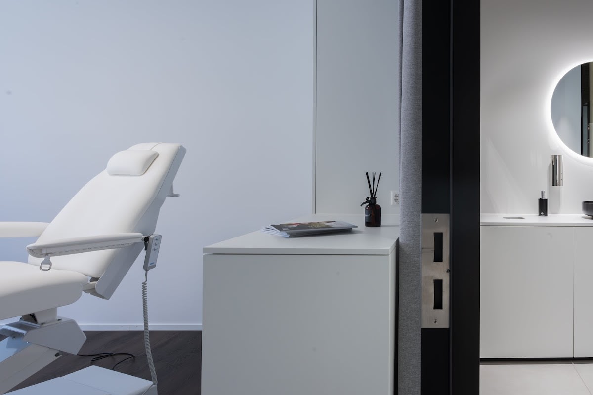 Skinmed Dermatologie Zürich und Praxis für Ästhetische Medizin gallery image 5