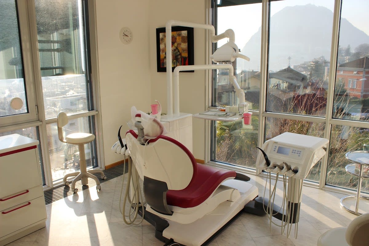 dr. Fraschina Fiorenzo - Studio Medico Dentistico a Lugano gallery image 2