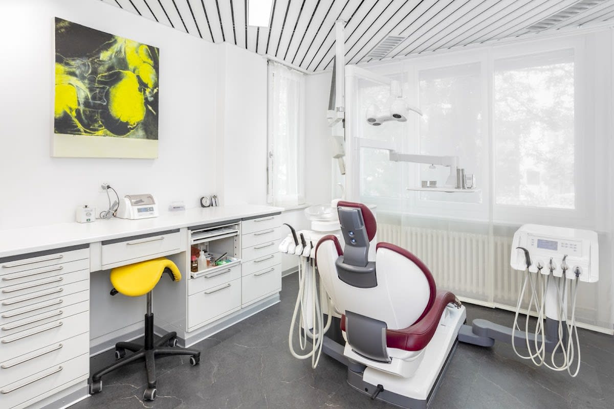 Zahnarztpraxis Zug - Dr. med. dent. Gabriela Megaritis Bürgi gallery image 2