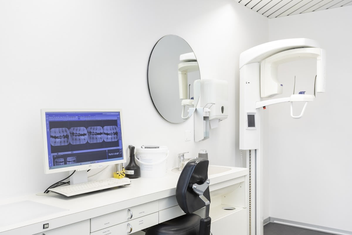 Zahnarztpraxis Zug - Dr. med. dent. Gabriela Megaritis Bürgi gallery image 3