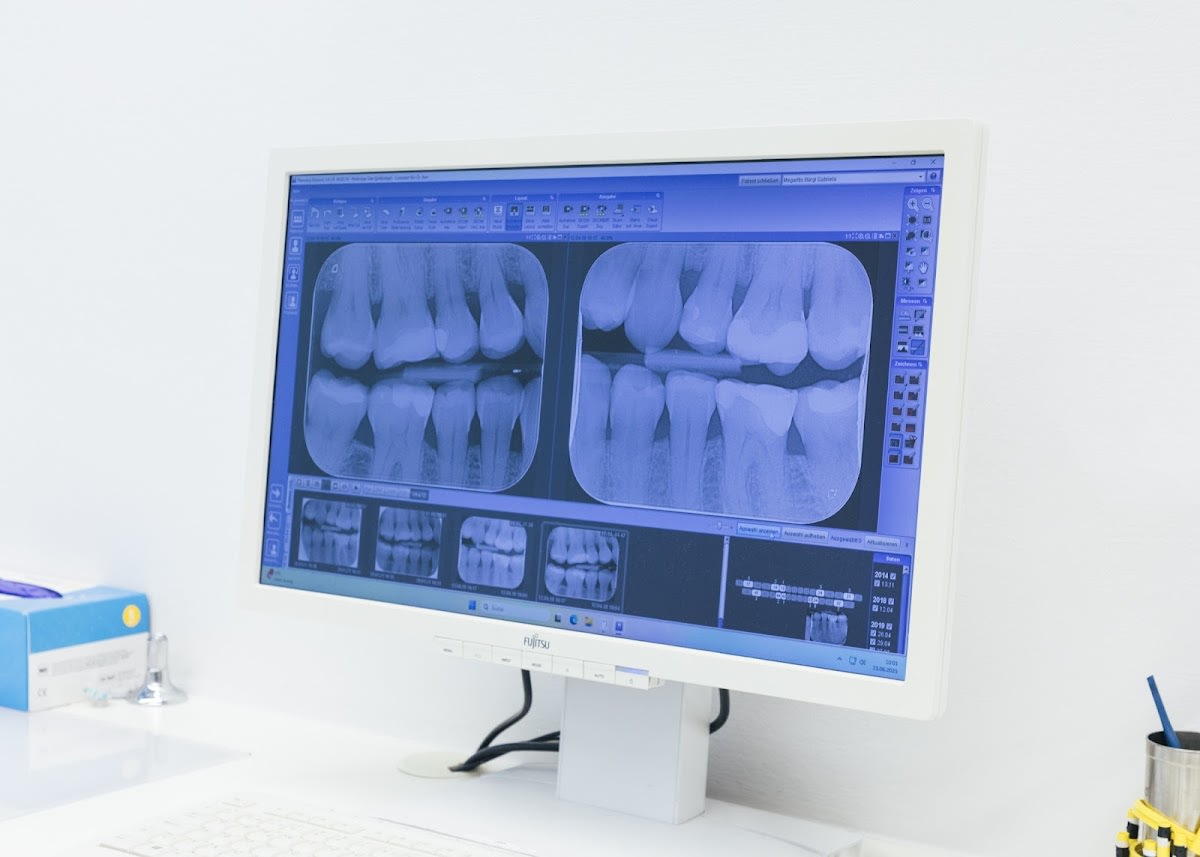 Zahnarztpraxis Zug - Dr. med. dent. Gabriela Megaritis Bürgi gallery image 5