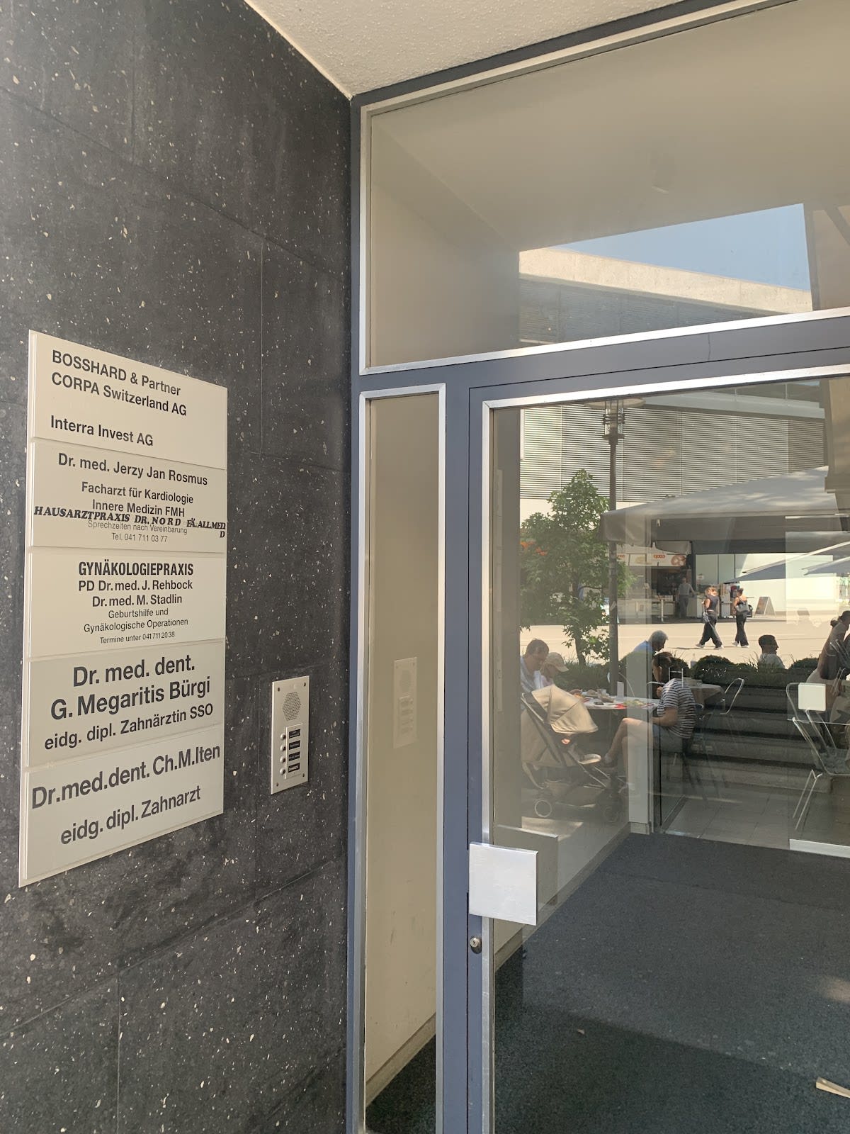Zahnarztpraxis Zug - Dr. med. dent. Gabriela Megaritis Bürgi gallery image 8