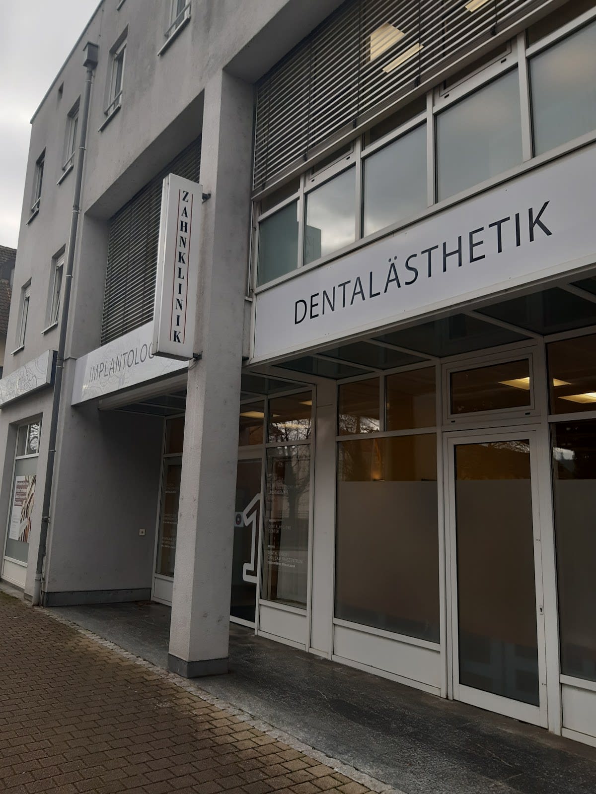 Deutsch - Schweizerische Dentalclinic - Dr. Alexander Herdt und Oleg Plaksin gallery image 9