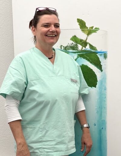 Zahnarzt Bern Dr.med.dent. Laura Barbara Flückiger & Kinga Keller Parodontologie Kinder Angstpatienten Invisalign gallery image 7