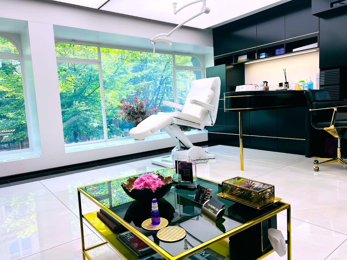 SKINIC - CLINIC & SOCIAL CLUB gallery image 2